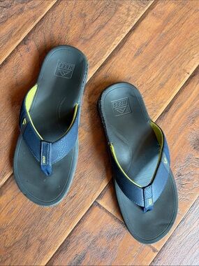 Reef Men’s Navy Flip Flops with Yellow Trim